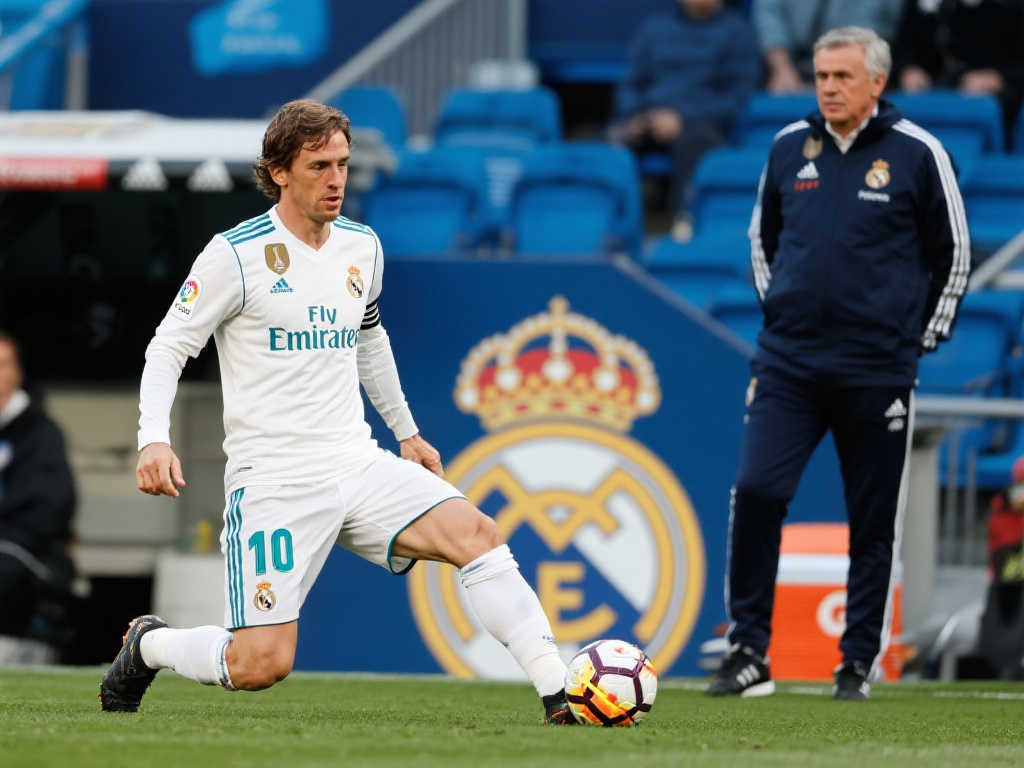 官宣！阿隆索告别勒沃库森，皇马或将打造三中卫新战术！